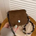 Mini sac bandoulière en suédine marron, petit sac tendance pour rouge à lèvres avec sangle. - Marron