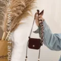Chic mini sac à bandoulière pour femme, petit sac tendance en suédine avec perles. - Marron
