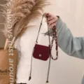 Mini sac bandoulière bordeaux avec perles en bois et lanière pour femmes style chic - Bordeaux