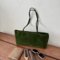 Donkergroene suède shopper tas voor dames, grote schoudertas voor dagelijks gebruik. - Cedergroen