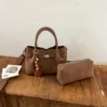 Bruine suède handtas set met handvat, metalen sluiting en bijpassend tasje voor dames. - Met Hanger / Bruin