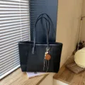 Grote zwarte vintage shopper tas, elegante dames schoudertas met mooie stijlvolle hanger. - Met Hanger / Zwart