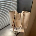 Elegante bolso tote de cuero PU beige para mujer, bolso de hombro de gran capacidad. - Con Colgante / Blanco Roto
