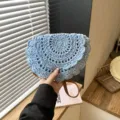 Chique gehaakte schoudertas voor dames, stijlvol kantontwerp voor strandvakantie en zomer. - Blauw