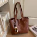 Bolso tote marrón de cuero vintage para mujer, gran capacidad bolso de hombro informal elegante. - Con Colgante / Marrón