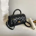 Borsa a mano chic in pelle nera trapuntata con dettagli dorati, ideale per l'uso quotidiano. - Nero