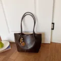 Bolso tote marron grande retro, bolso de hombro minimalista casual para trabajo diario. - Con Colgante / Café