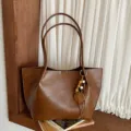 Bolso Tote de Cuero PU Marron, Gran Capacidad Bolso de Hombro Casual para Mujer Trabajo - Con Colgante / Marrón