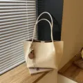 Bolso tote beige minimalista de gran capacidad, bolso de hombro casual para oficina - Con Colgante / Blanco Roto