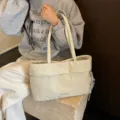 Borsa shopper grande casual da donna, borsa a spalla minimalista quotidiana, leggera e versatile. - Con Ciondolo / Bianco avorio