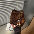 Modische Damen Umhängetasche mit Leopardenmuster, Vintage Beuteltasche mit Blumenanhänger - Mit Anhänger / Kaffee Leopardenmuster