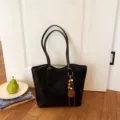 Bolso tote negro de gran capacidad para trabajo, estilo minimalista liso elegante. - Con Colgante / Negro