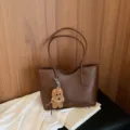 Καφέ δερμάτινη τσάντα tote, μεγάλη γυναικεία τσάντα ώμου με χαριτωμένο κρεμαστό σκύλο. - Με Μενταγιόν / Καφέ