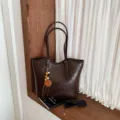 Bolso tote de hombro marrón oscuro de gran capacidad, bolso casual minimalista y elegante. - Con Colgante / Café