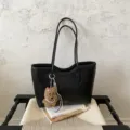 Μεγάλη μαύρη τσάντα shopper για γυναίκες, κομψή δερμάτινη τσάντα ώμου για δουλειά και σχολείο. - Με Μενταγιόν / Μαύρο