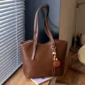 Gran bolso de hombro de cuero PU marron, elegante bolso tote casual para el trabajo. - Con Colgante / Marrón