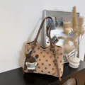 Elegante bolso de mano marrón con lunares y lindo colgante de oso, gran bolso de hombro. - Con Colgante / Caqui