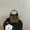 Braune Kunstleder-Eimer-Tasche im koreanischen Stil mit geflochtenem Henkel und Plüschball. - Ohne Anhänger / Grün