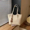 Bolso de hombro de cuero PU de color solido minimalista elegante para mujer diario. - Con Colgante / Blanco