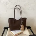 Καφέ μεγάλη τσάντα ώμου για γυναίκες, κομψή τσάντα καθημερινής μεταφοράς με μπρελόκ σκύλου. - Με Μενταγιόν / Καφέ