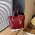 Bolso tote de hombro burdeos de gran capacidad para mujer, bolso de trabajo minimalista. - Con Colgante / Rojo