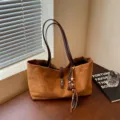 Gran bolso tote marrón de ante para mujer, elegante bolso de hombro informal para otoño. - Con Colgante / Marrón