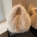 Bolso de mano de felpa suave para mujer, bolso de piel sintética peluda elegante. - Beige