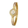 Montre quartz élégante pour femme dorée avec cadran losange et bracelet orné de cristaux. - Or Blanc