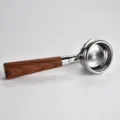 Professioneller 58mm Kaffeemaschinen Siebträger aus Edelstahl mit ergonomischem Massivholzgriff. - Einzelner Auslauf / Rotes Sandelholz
