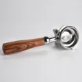 Edelstahl 58mm Kaffeefilterträger mit ergonomischem Holzgriff und doppeltem Auslauf für Espresso. - Doppelter Auslauf / Rotes Sandelholz