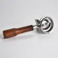 Edelstahl Kaffeemaschinen-Siebträger 58mm mit Massivholzgriff für Espressomaschinen - Doppelter Auslauf / Rotes Sandelholz