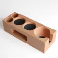 Dettaglio del supporto per pressino da caffè in legno massello da 51 mm con 5 fori. - Legno di Faggio 6 Fori 58mm