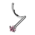 Vista detallada de cerca del piercing para la nariz de acero con circonita rosa. - Rosa