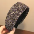Vue détaillée d'un serre-tête plissé à pois, accessoire de mode élégant pour coiffure quotidienne. - Noir