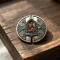Broche ronde rétro tibétaine en métal vieilli avec pierre rouge et accents turquoise. - Style Badge Rond Base Lotus / Argent Vieilli Tibétain