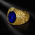Nahaufnahme des goldenen Herrenrings mit ovalem blauem Edelstein und filigranem Muster. - Größe 7 / Gold Blauer Stein