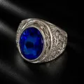 Detailansicht Herren Vintage geschnitzter breiter Ring mit blauem Edelstein Silber. - Größe 7 / Silber Blauer Stein