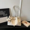 Bolso shopper de piel PU blanco roto, bolso de hombro casual grande con bonito colgante. - Blanco Roto