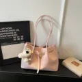 Elegante bolso tote rosa minimalista para mujer, bolso de hombro grande con colgante de osito. - Rosa