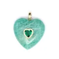 Vue détaillée d'un pendentif cœur en pierre verte avec sertissage de zircon doré et anneau. - Amazonite