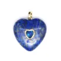Gros plan détaillé du pendentif en lapis-lazuli en forme de cœur avec cristal. - Lapis-lazuli