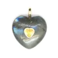 Gros plan détaillé d'un pendentif en labradorite en forme de cœur avec incrustation. - Labradorite