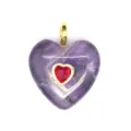 Pendentif cœur en cristal violet exquis avec une pierre rouge et un anneau doré de détail. - Améthyste