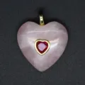 Détail de pendentif cœur en cristal rose exquis avec incrustation de pierre rouge élégante. - Quartz rose