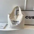 Minimalistische off-weiße Canvas-Einkaufstasche mit blauer Stickerei, geräumige Alltagstasche. - Weiß