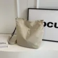 Minimalistiki tsanta omou apo nailon casual tote me mprostini tsepi kai rythmizomeno louri. - Ζαχαρί