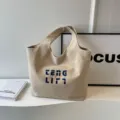 Beige Segeltuchtasche mit blauen Stickbuchstaben, grosse lässige Umhängetasche für den Alltag. - Khaki