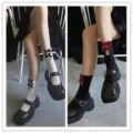 Japanische süße JK Stil Wadenstrümpfe mit niedlichen Ausschnitten Rüschen und Schleife - Einheitsgröße / Schwarze Socke Rote Schleife + Weiße Socke Schwarze Schleife