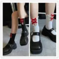 Süße japanische JK Wadenstrümpfe mit Schleife Lochmuster Rüschenrand einfarbig für Schuhe - Einheitsgröße / Schwarze Socke Rote Schleife + Weiße Socke Rote Schleife