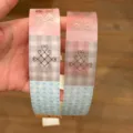 Nahaufnahme von Washi- und Pergamentpapier-Klebebändern mit karierten und Herz-Mustern. - Washi Klebend Punkt Heißprägung Abfüllung 70cm